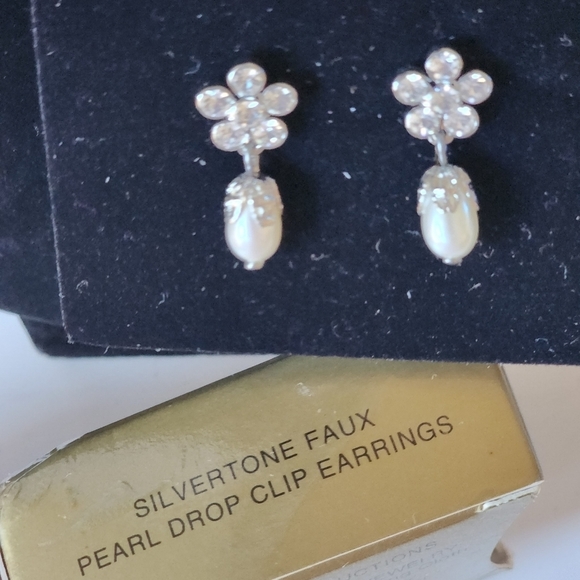 3 for $15 - Vintage Avon- Silvertone Faux Pearl Drop Clip Earrings - Picture 5 of 6
